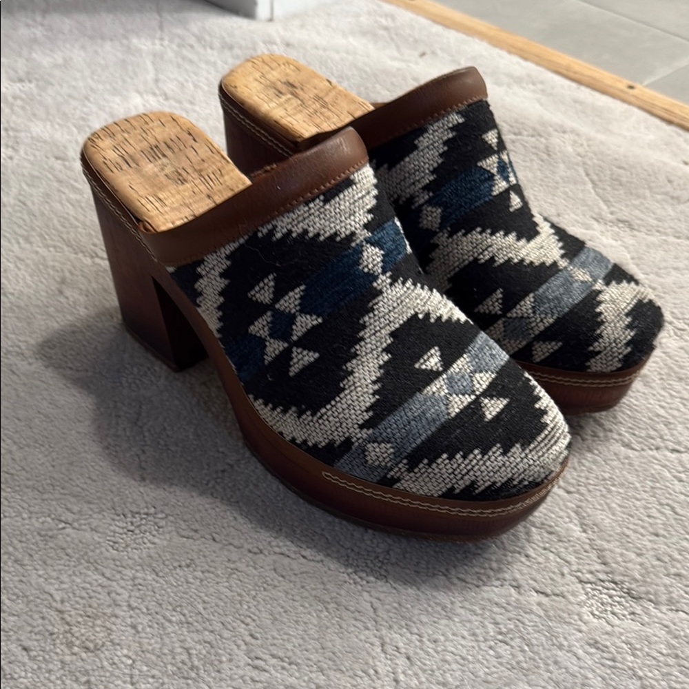 Korks Southwestern Clogs